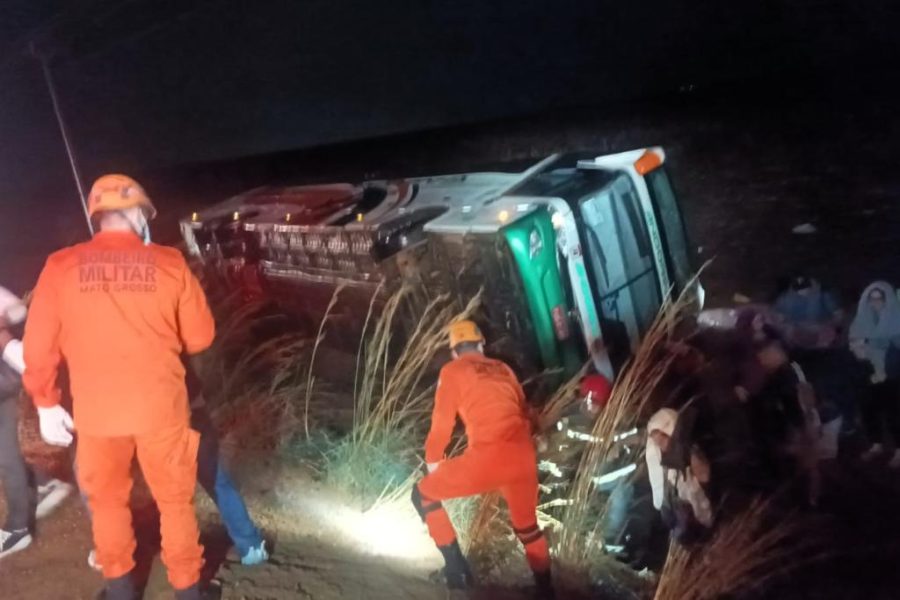 Corpo de Bombeiros atende ocorrência de tombamento de ônibus e de colisão de veículos em rodovia