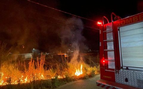 Corpo de Bombeiros combate incêndio em vegetação de terreno urbano