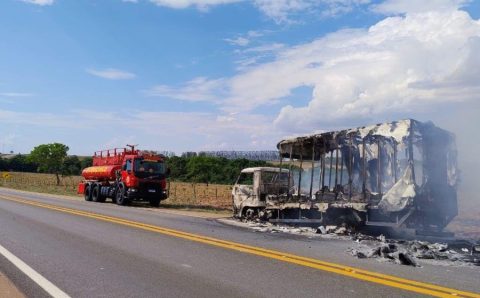 Corpo de Bombeiros combate incêndio em caminhão e em área de vegetação