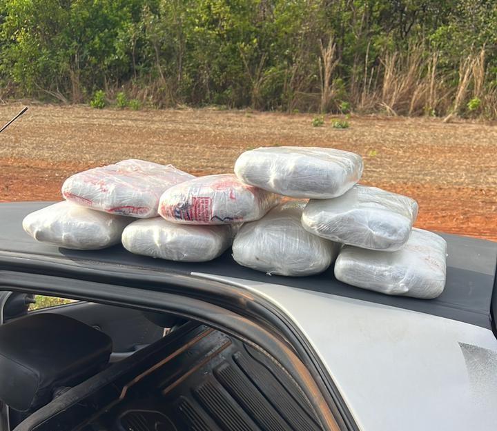 PM prende idoso suspeito com 8 kg de maconha escondidos embaixo de banco de veículo