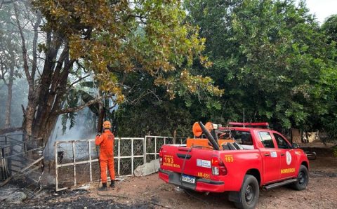 Bombeiros combatem incêndio em carreta que capotou na BR-364 e impedem que fogo chegue a assentamento