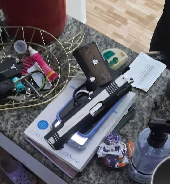 Polícia Civil cumpre mandado de busca e apreensão contra principal suspeito de envolvimento no ataque contra residência de casal