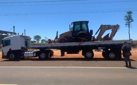 Ação integrada da Polícia Militar de MT e GO recupera retroescavadeira roubada em São Paulo