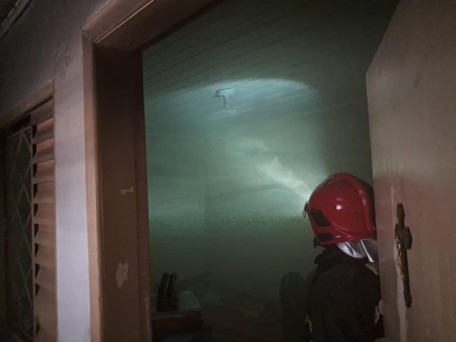 Bombeiros militares combatem incêndio em residência causado por vazamento de gás de cozinha