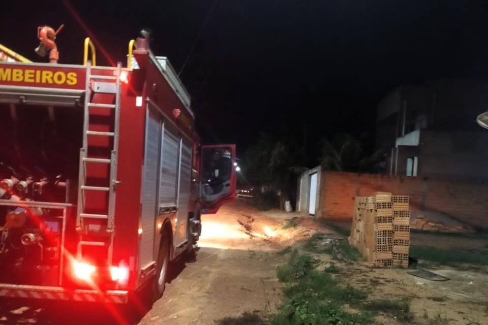 Corpo de Bombeiros combate incêndio em área de vegetação em bairro residencial