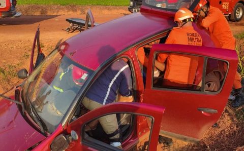 Corpo de Bombeiros socorre vítima após capotamento em Sinop