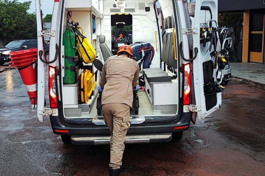 Corpo de Bombeiros socorre homem ferido após queda de seis metros em frigorífico