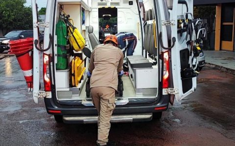 Corpo de Bombeiros Militar atende ocorrência de acidente de trânsito envolvendo três carros
