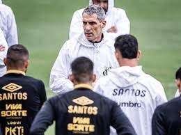 Santos encerra preparação para pegar o Vitória; veja provável escalação