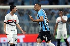 Em noite de Carlos Vinícius, São Paulo perde do Grêmio e amplia crise na temporada