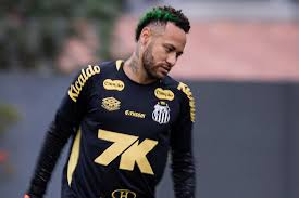 Neymar aparece com mechas verdes no cabelo em treino do Santos; veja!