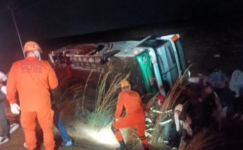 MT:   NA BR-070:   Corpo de Bombeiros atende ocorrência de tombamento de ônibus e de colisão de veículos em rodovia