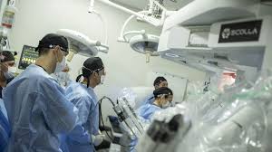 Médico opera brasileiro a 12 mil km de distância e entra para o Guinness