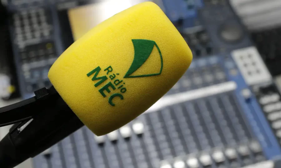 Rádio MEC estreia temporada de crônicas de Ruy Castro e Heloisa Seixas