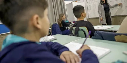 Professor brasileiro perde 21% do tempo de aula para manter disciplina