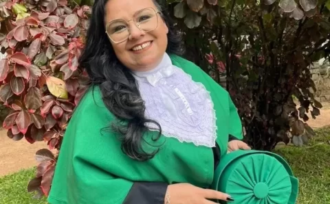 Em tratamento contra o câncer de mama, professora volta à sala de aula