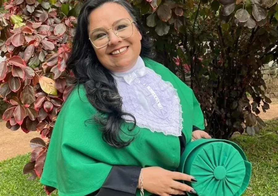 Em tratamento contra o câncer de mama, professora volta à sala de aula