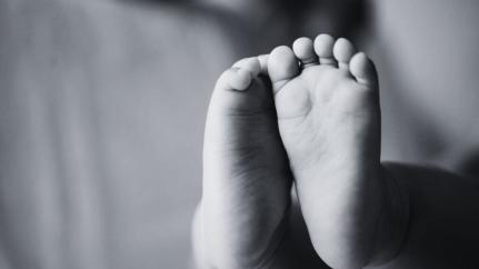 Pai pega pena de 30 anos por matar o filho de 4 meses com chutes na cabeça