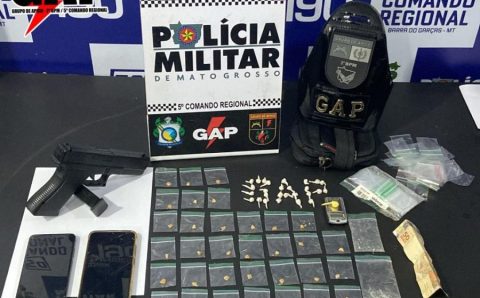 Polícia Militar prende três homens com porções de pasta base e simulacro de arma de fogo