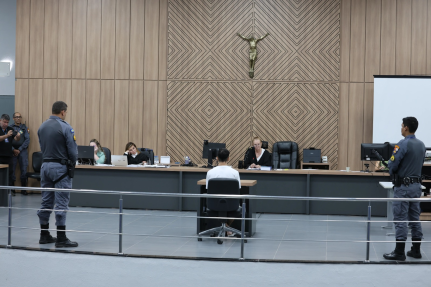 Júri entra no 2º dia e promotora apela para que jurados considerem dor das famílias