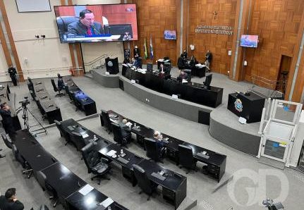 Cinco deputados pedem vista e votação da LOA é adiada