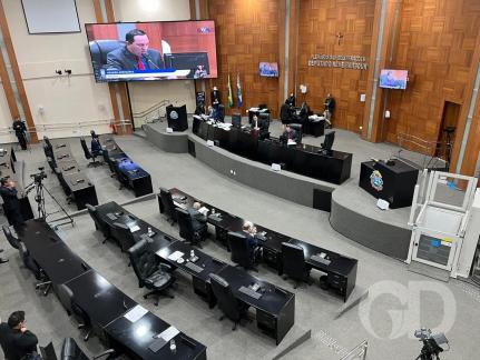 Cinco deputados pedem vista e votação da LOA é adiada