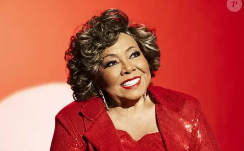 Por que Alcione só canta sentada? Médico explica problema que cantora tem na coluna e esclarece se há riscos de ficar sem andar