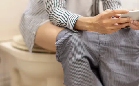 Usar celular no banheiro aumenta risco de hemorroidas