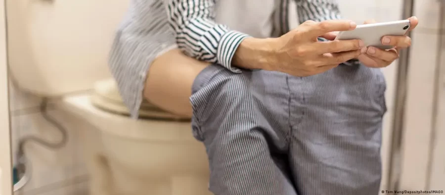Usar celular no banheiro aumenta risco de hemorroidas