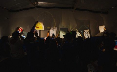 Projeto gratuito ensina a criar imagens luminosas com as próprias mãos