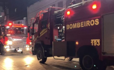 Corpo de Bombeiros combate incêndio em edificação comercial 