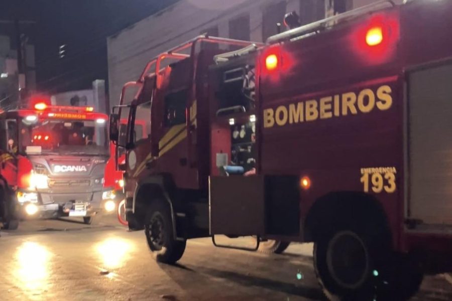 Corpo de Bombeiros combate incêndio em edificação comercial 