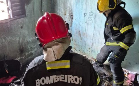 Corpo de Bombeiros faz extinção e rescaldo de incêndio em residência