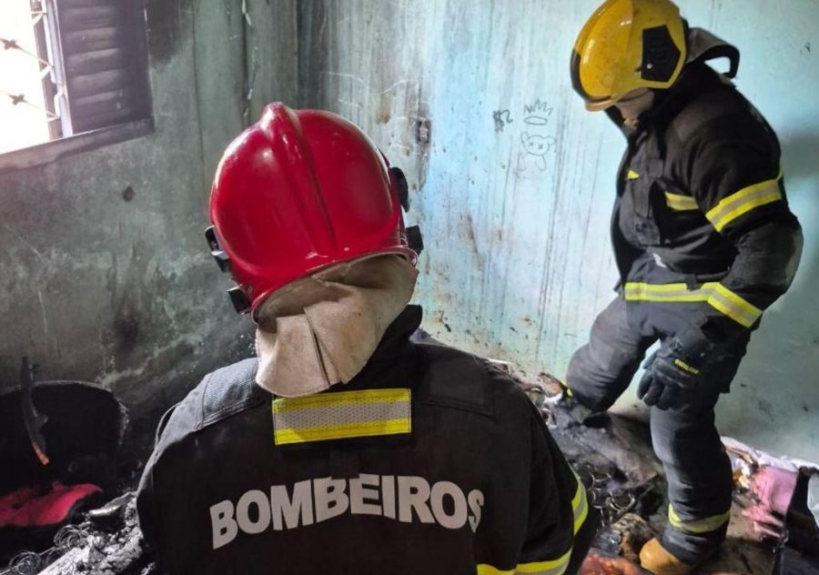 Corpo de Bombeiros faz extinção e rescaldo de incêndio em residência