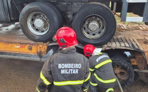 Corpo de Bombeiros faz resfriamento e rescaldo após incêndio em carreta prancha