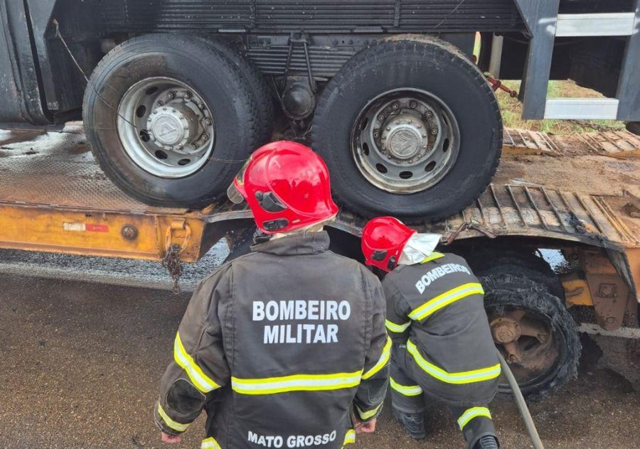 Corpo de Bombeiros faz resfriamento e rescaldo após incêndio em carreta prancha
