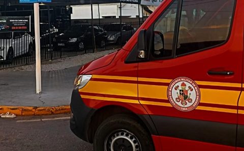 Corpo de Bombeiros socorre mulher após queda de moto em avenida em Lucas do Rio Verde  