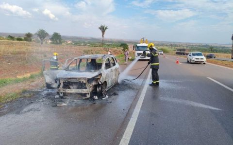 Corpo de Bombeiros combate incêndio em carro de passeio na BR-364
