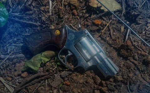 Força Tática apreende arma de fogo com foragido da Justiça em Barra do Garças