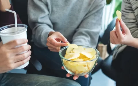 Alimentos ultraprocessados podem causar danos químicos ao DNA, diz estudo