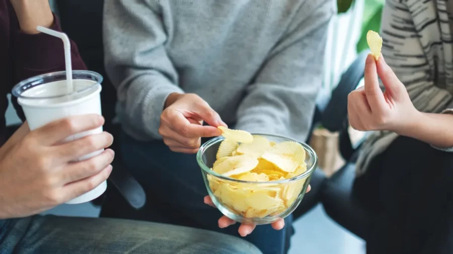 Alimentos ultraprocessados podem causar danos químicos ao DNA, diz estudo