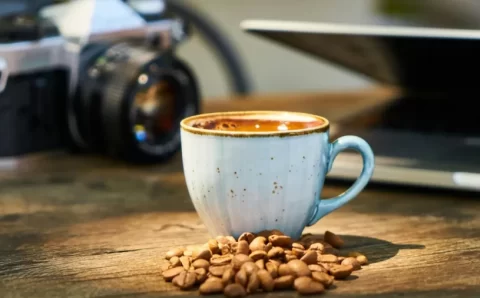 Tomar menos café ajuda a ter mais sonhos? Entenda o que a ciência diz