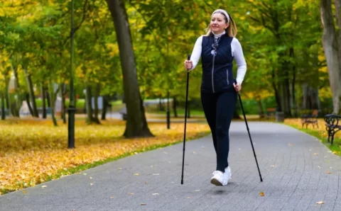 Caminhada nórdica ajuda a queimar calorias e fortalecer músculos