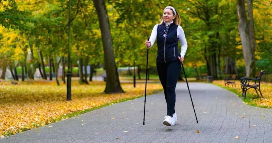 Caminhada nórdica ajuda a queimar calorias e fortalecer músculos
