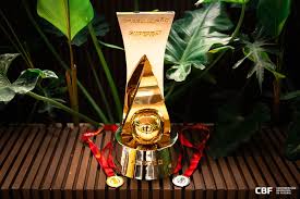 CBF apresenta troféu e medalhas da Série B; veja quem ainda briga pelo título e pelo acesso