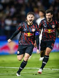 Com dois a menos, Corinthians sofre gol no fim e perde do Bragantino