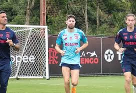 Jorginho e Léo Ortiz voltam a treinar com o elenco do Flamengo