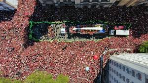 Famílias se juntam à multidão para festejar título do Flamengo no RJ