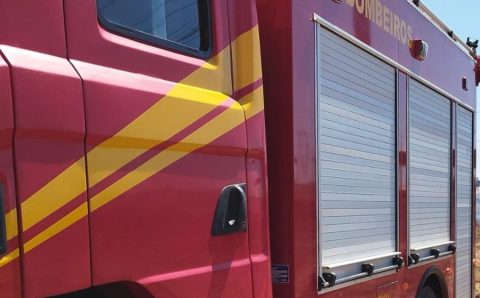 Corpo de Bombeiros combate incêndio em caminhão tombado na MT-358