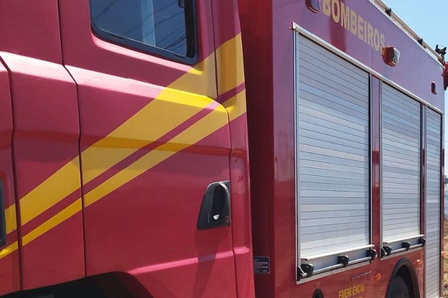 Corpo de Bombeiros combate incêndio em caminhão tombado na MT-358